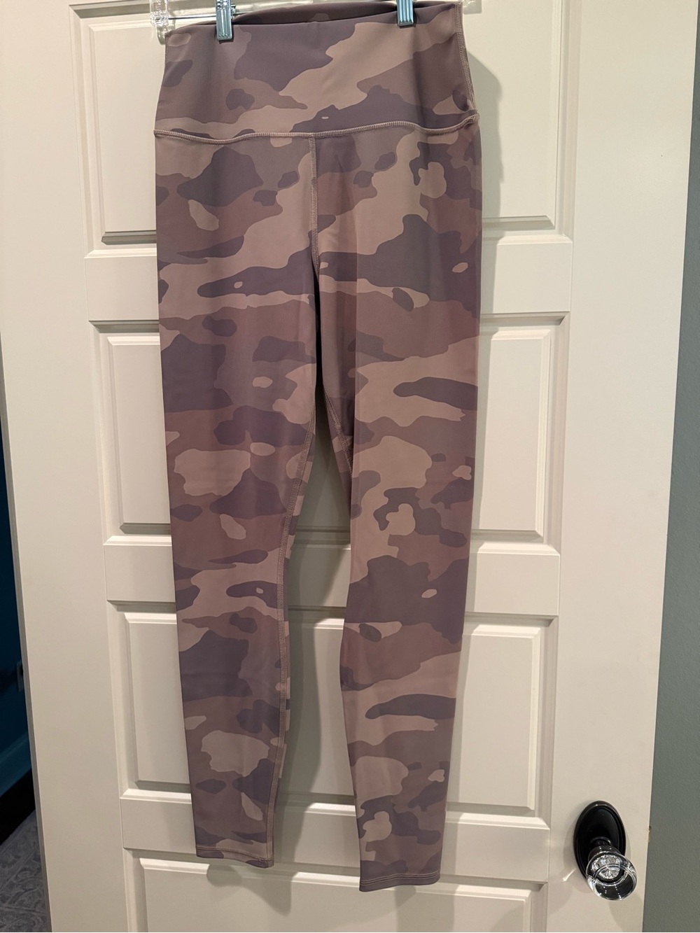 Alo Yoga High-Waist Camo Leggings in Taupe/Olive NWOT L - Picture 2 of 4